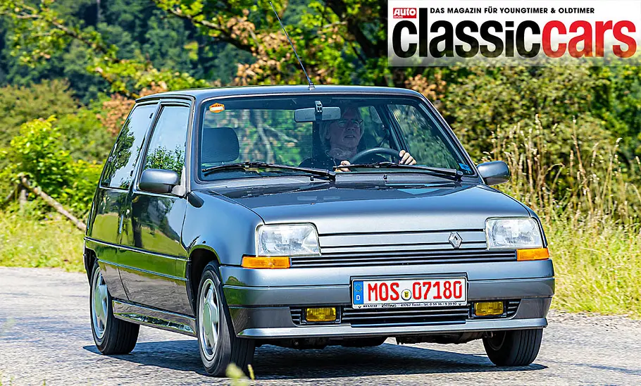 Renault 5 Der Renault 5 in Frontansicht fahrend.