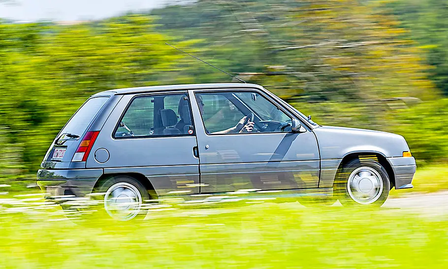 Der kleine Renault 5 in der Seitenansicht fahrend.