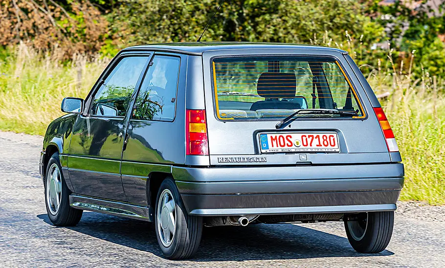 Renault 5 Der Renault 5 in der Heckansicht fahrend.