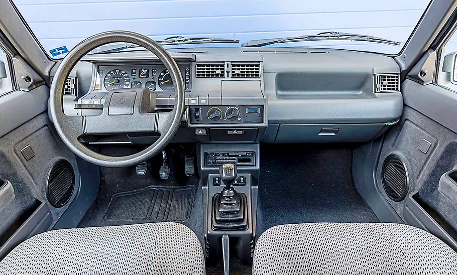 Renault 5 Das Renault 5 Cockpit.