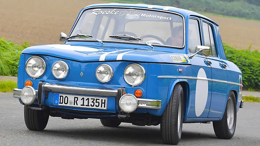 Renault 8 Gordini Der Renault 8 Gordini fahrend von schräg vorne fotografiert.