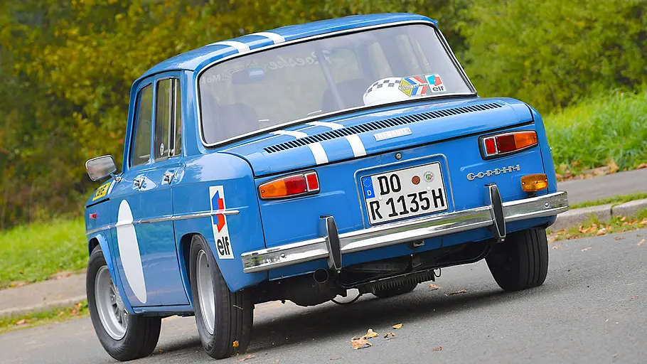 Renault 8 Gordini Der Renault 8 Gordini fahrend von schräg hinten fotografiert.