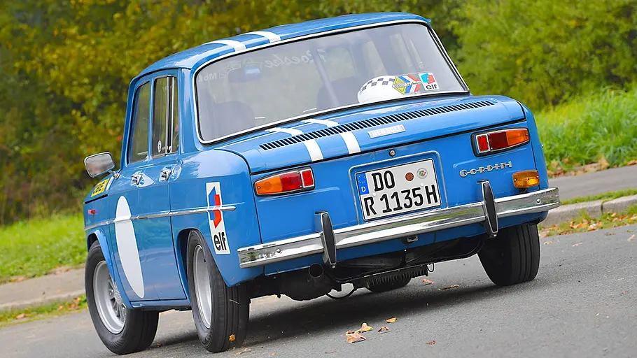 Renault 8 Gordini Der Renault 8 Gordini fahrend von schräg hinten fotografiert.