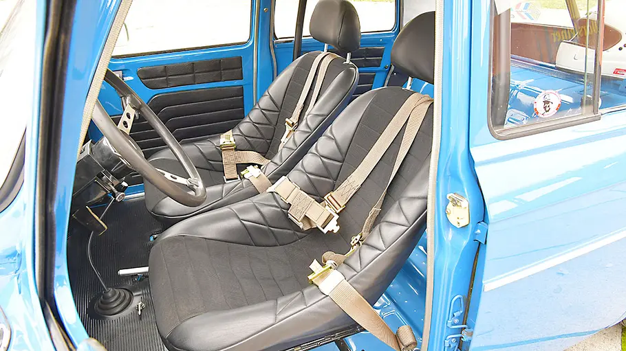 Renault 8 Gordini Der Innenraum des Renault 8 Gordini.