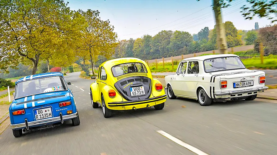 Renault 8 Gordini/VW 1303 S GSR/Simca Rallye 2 Der Renault 8 Gordini/VW 1303 S GSR/Simca Rallye 2 fahrend von schräg hinten fotografiert.