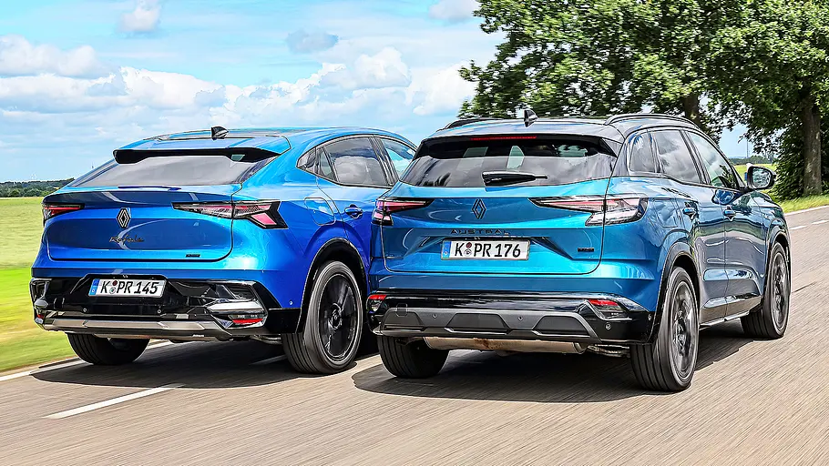Renault Rafale/Renault Austral Blick von schräg hinten auf die beiden fahrenden Hybrid-SUV Renault Rafale und Renault Austral.