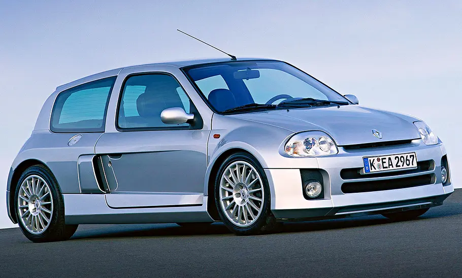 Renault Sport Clio V6 Phase 1 statisch von schräg vorne fotografiert.