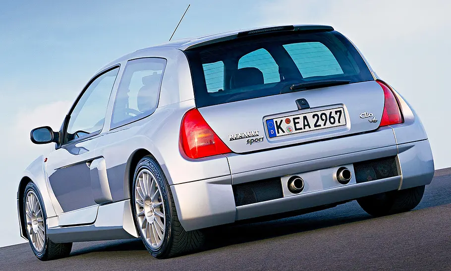 Renault Sport Clio V6 Phase 1 statisch von schräg hinten fotografiert.