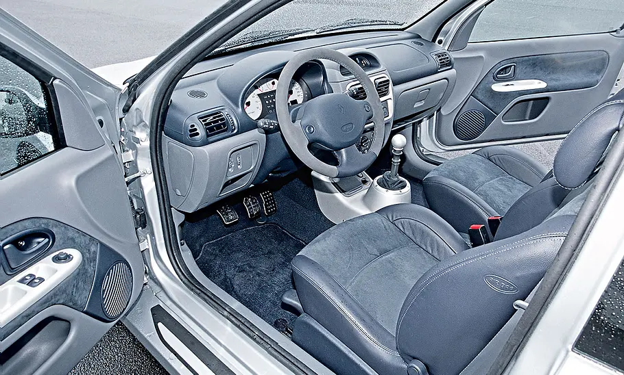 Das Cockpit des Renault Sport Clio V6 Phase 1.