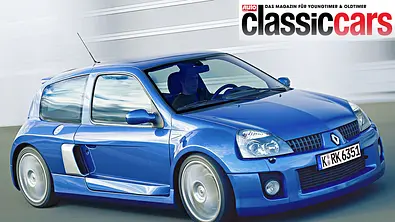Renault Sport Clio V6 Phase 2 fahrend von schräg vorne fotografiert. - Foto: Renault