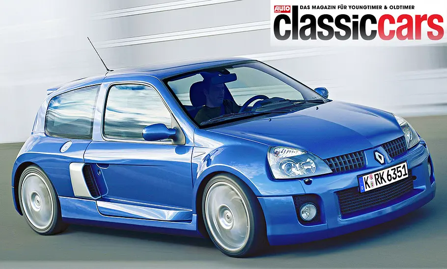 Renault Sport Clio V6 Phase 2 fahrend von schräg vorne fotografiert.