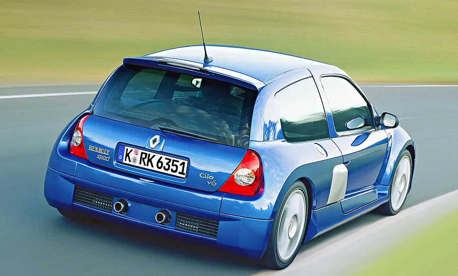 Renault Sport Clio V6 Phase 2 fahrend von schräg hinten fotografiert.