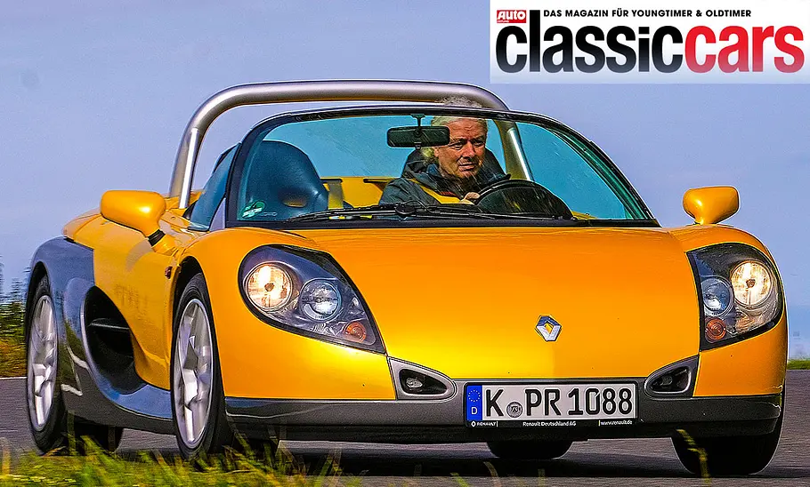 Renault Sport Spider Der Renault Sport Spider fahrend von schräg vorne fotografiert.