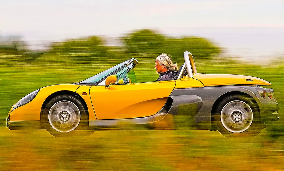 Renault Sport Spider Der Renault Sport Spider fahrend von der Seite fotografiert.