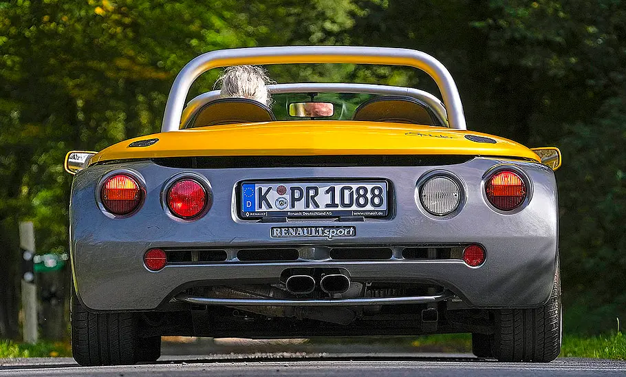 Renault Sport Spider Der Renault Sport Spider fahrend von hinten fotografiert.