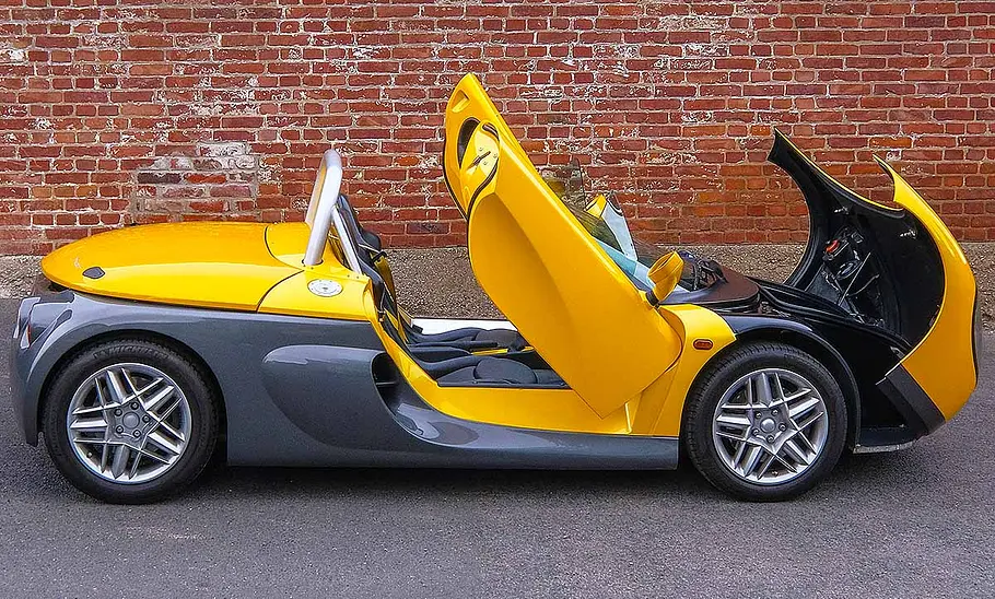 Renault Sport Spider Der Renault Sport Spider statisch von der Seite mit offenen Türen und offener Haube fotografiert.