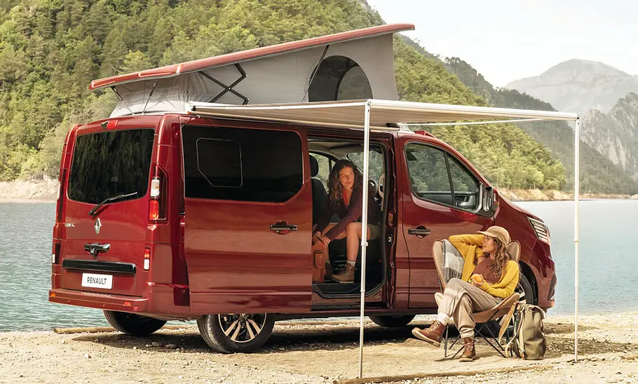 Renault Trafic Spacenomad (2025) Die Außenaufnahme zeigt den Renault Trafic Spacenomad (2025) von der Seite mit Aufstelldach und Markise.