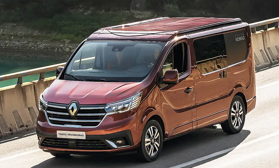 Renault Trafic Spacenomad (2025) Die Fahrdynmik-Aufnah,e zeigt den Renault Trafic Spacenomad (2025) von schräg vorne.
