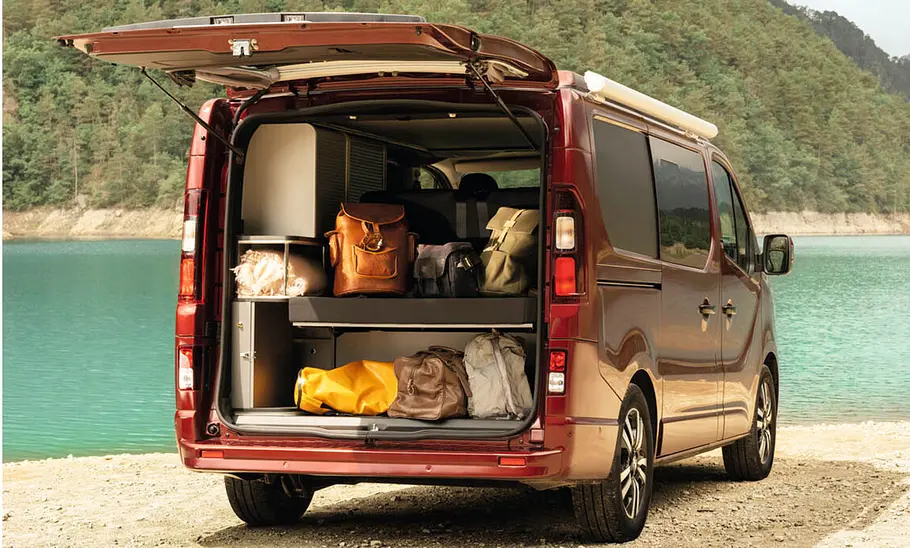 Renault Trafic Spacenomad (2025) Der Renault Trafic Spacenomad (2025) in der Heckansicht.