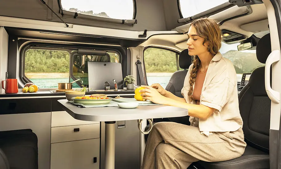 Renault Trafic Spacenomad (2025) Die Innenaufnahme zeigt die Küchenzeile des Renault Trafic Spacenomad (2025) mit Zusatztisch.