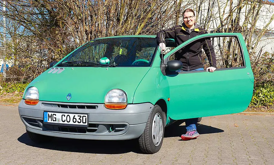 Der Renault Twingo 1 mit Besitzerin von schräg vorne fotografiert.