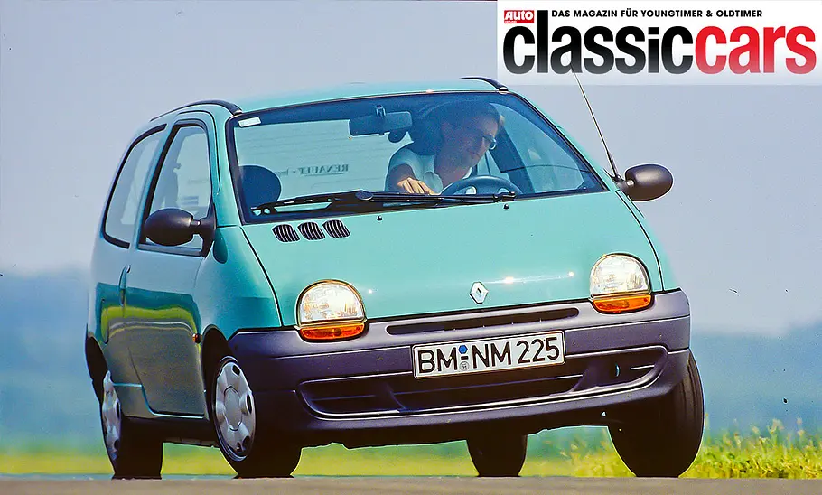 Der Renault Twingo 1 (1993-2007) fahrend von schräg vorne fotografiert.