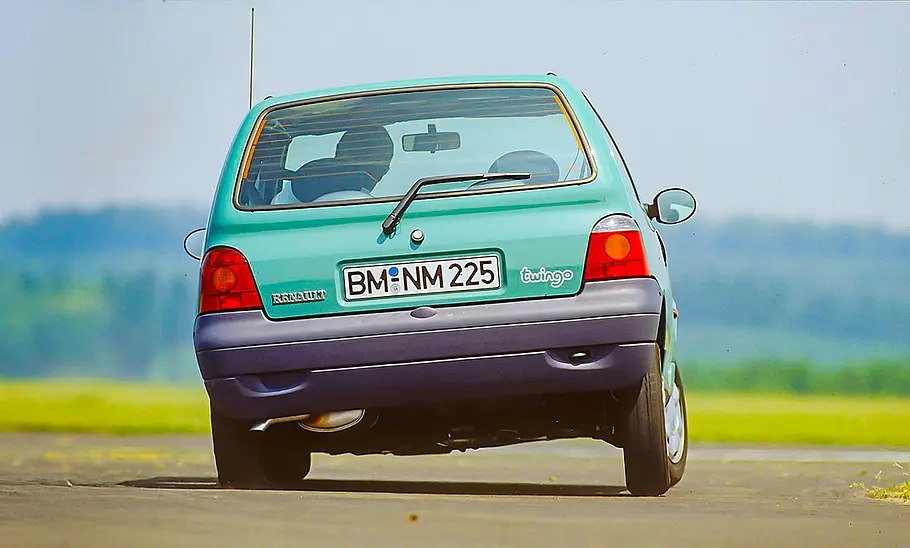 Der Renault Twingo 1 (1993-2007) fahrend von schräg hinten fotografiert.