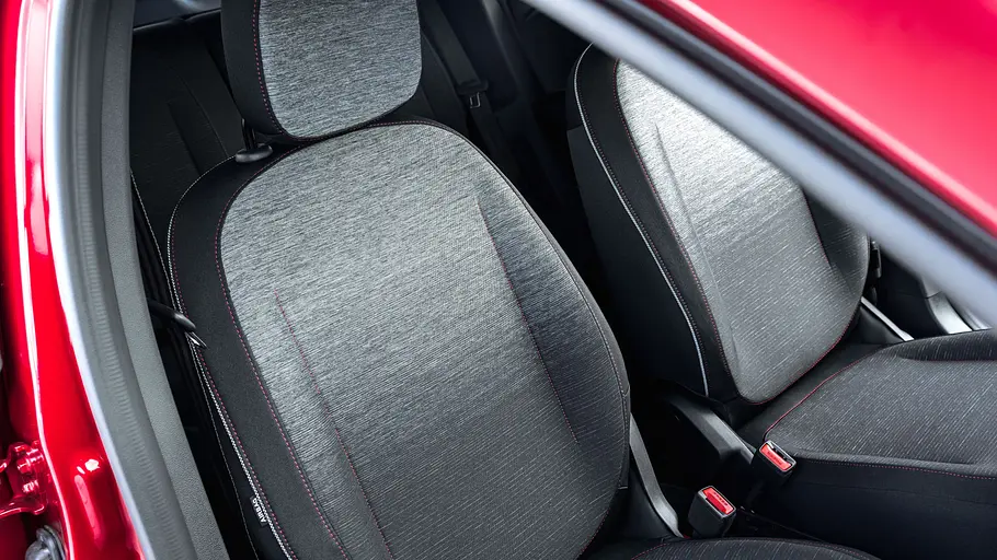 Renault Twingo E-Tech elektrisch Die Vordersitze im Renault Twingo E-Tech elektrisch.