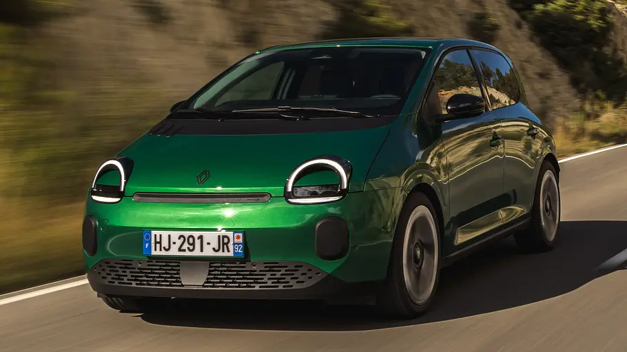 Renault Twingo E-Tech elektrisch Der Renault Twingo E-Tech elektrisch in Grün fahrend von schräg vorne fotografiert auf einer südeuropäischen Landstraße.