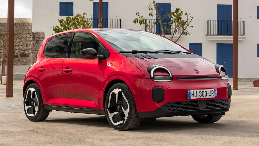 Renault Twingo E-Tech elektrisch Der Renault Twingo E-Tech elektrisch in Rot statisch von schräg vorne fotografiert.