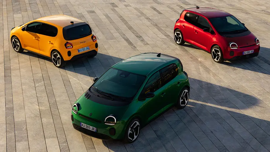 Renault Twingo E-Tech elektrisch Der Renault Twingo E-Tech elektrisch in den drei Farben Gelb, Grün und Rot statisch von vorne und hinten fotografiert.