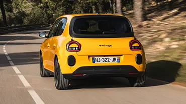 Der Renault Twingo E-Tech elektrisch in Gelb fahrend von schräg hinten fotografiert auf einer südeuropäischen Landstraße. - Foto: Renault Der Renault Twingo E-Tech elektrisch in Gelb fahrend von schräg hinten fotografiert auf einer südeuropäischen Landstraße. - Foto: Renault