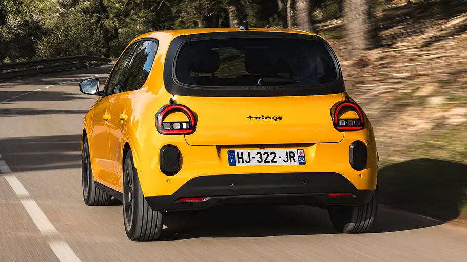 Renault Twingo E-Tech elektrisch Der Renault Twingo E-Tech elektrisch in Gelb fahrend von schräg hinten fotografiert auf einer südeuropäischen Landstraße.