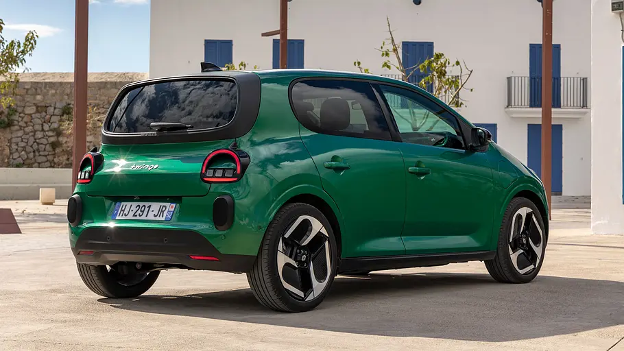 Renault Twingo E-Tech elektrisch Der Renault Twingo E-Tech elektrisch in Grün statisch von schräg hinten fotografiert.
