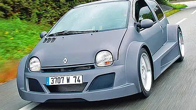 Der Renault Twingo V8 von Lazareth fahrend von vorne. - Foto: Lazareth