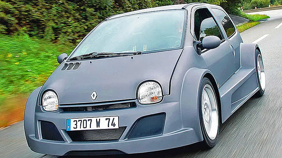 Der Renault Twingo V8 von Lazareth fahrend von vorne.