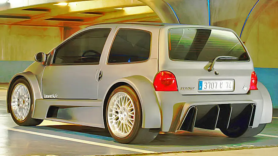 Der Renault Twingo V8 von Lazareth stehend von schräg hinten.