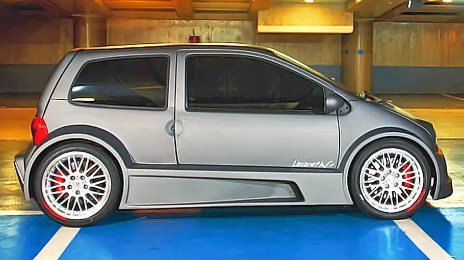 Der Renault Twingo V8 von Lazareth stehend seitlich.