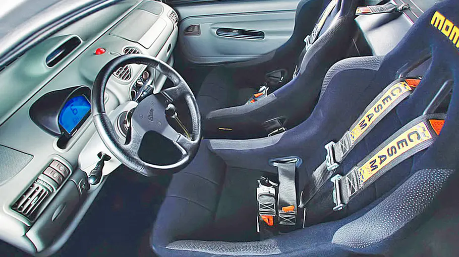 Der Innenraum des Renault Twingo V8 von Lazareth.