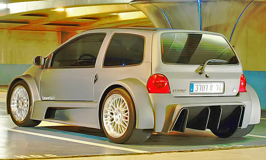 Renault Twingo V8 von Lazareth Blick von schräg hinten auf den Renault Twingo V8 von Lazareth.