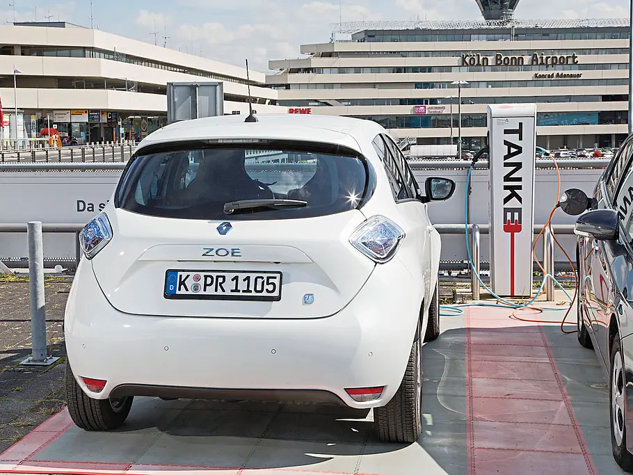 Renault Zoe Kleinwagen Elektroauto Alltags-Test Ladesäule