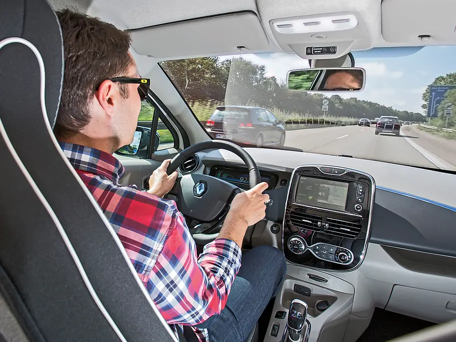 Renault Zoe Kleinwagen Elektroauto Alltags-Test Innenraum Cockpit