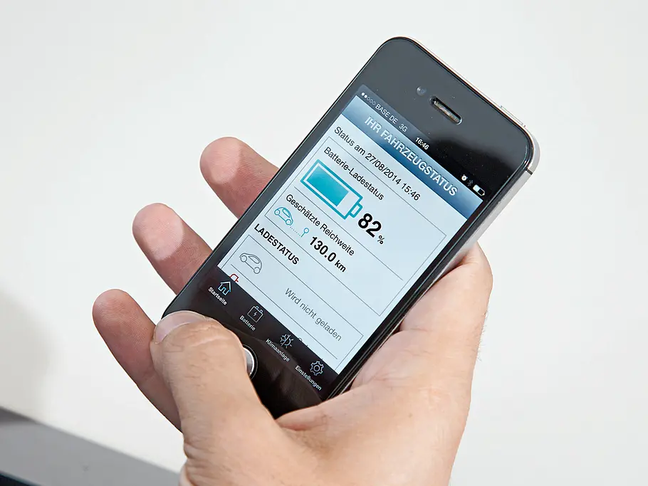 Renault Zoe Kleinwagen Elektroauto Alltags-Test App Ladestand Smartphone