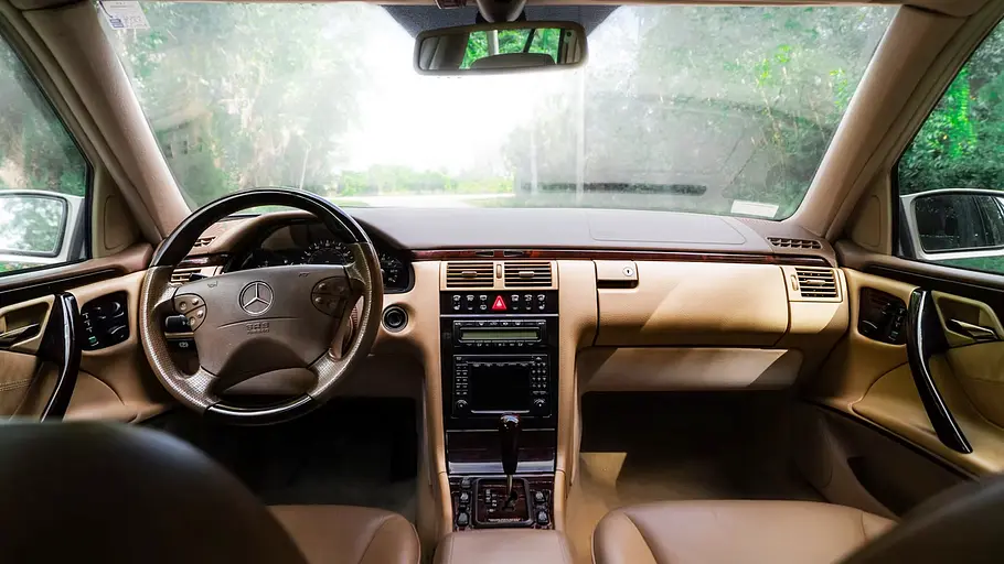 Cockpit des Renntech-Mercedes E60 Kombi, fotografiert von hinten.