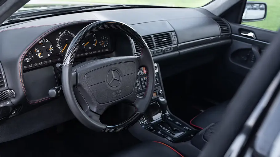 Cockpit des Renntech-Mercedes S76R, fotografiert von links.
