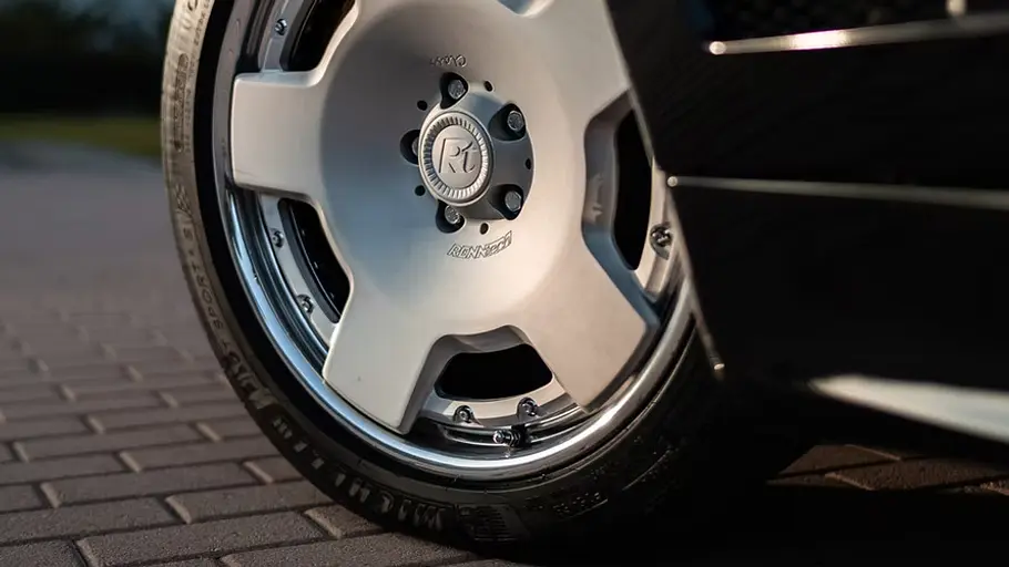 Renntech-Vorderrad des Mercedes S76R, fotografiert von hinten.