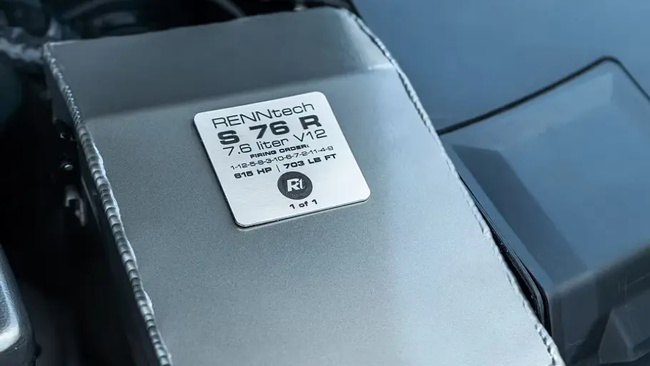 Detailaufnahme einer Plakette im Renntech-Mercedes S76R.