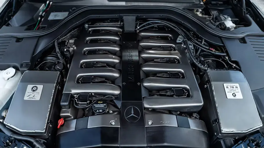 Motor des Renntech-Mercedes S76R, fotografiert von vorne.