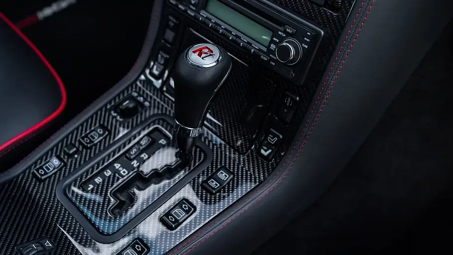 Renntech-Mittelkonsole des Mercedes S76R, fotografiert von rechts.