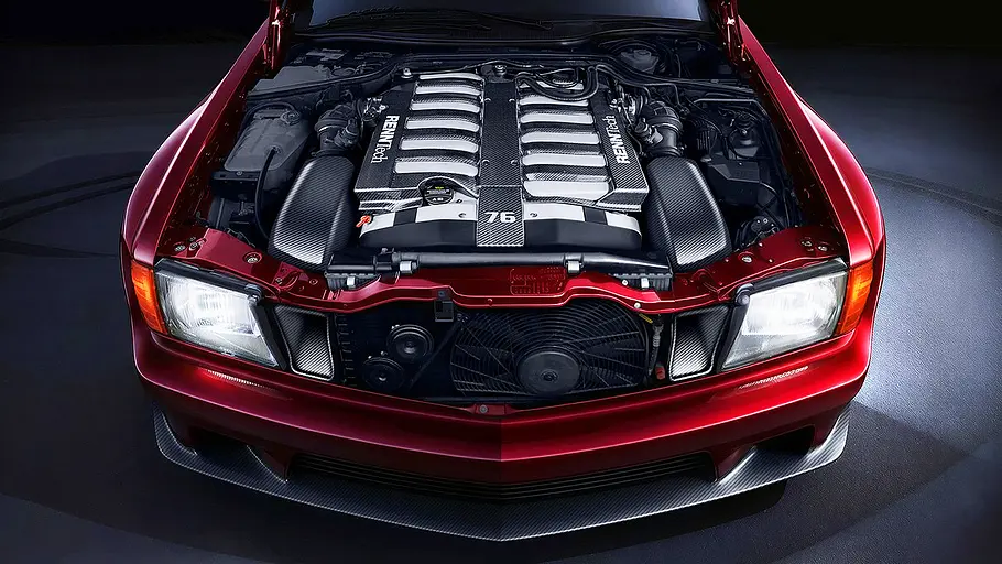 Blick in den Motorraum des Renntech SEC V12 Sledgehammer.